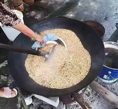 用大鐵鑊乾炒大米，然後加水發酵約五個月便製成臭屁醋。