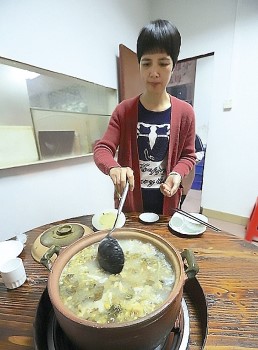 食用醋時都會放醃菜去增加酸度，吃後人就容易放屁，因而別稱為「臭屁醋」。