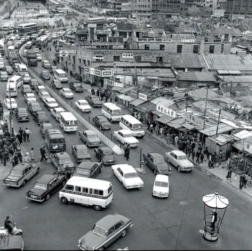 右下角的交通亭可以說是上世紀50-70年代的人肉紅綠燈。