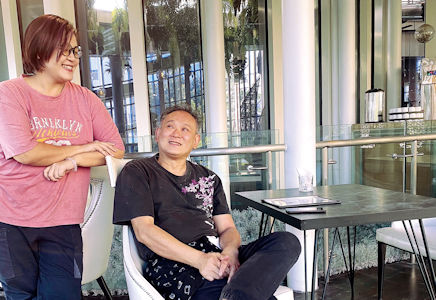 朱達志被東莞的舒適環境吸引，留下來與妻子開港式茶餐廳。