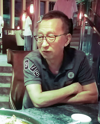 陳永欽半途出家經營牛蛙火鍋店，可謂有驚有險。