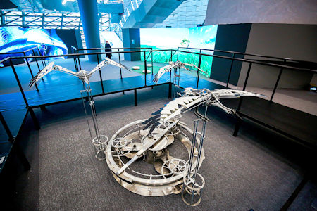 香港藝術家陳家俊的動態裝置作品《候鳥》，是大型機械鳥裝置，靈感來自大自然的生態。
