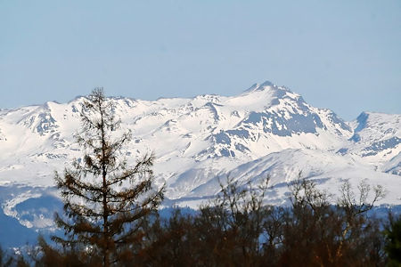 冬天的長白山積雪超過0.5米，有不少滑雪道。