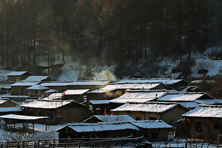 撫松縣漫江鎮錦江木屋村距離天池最近，是非常值得住宿和觀雪的小山村。
