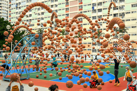 《Choi Hung Estate Basketball》在彩虹邨籃球場拍攝了超過23800張照片，再挑選1203張照片製作而成。