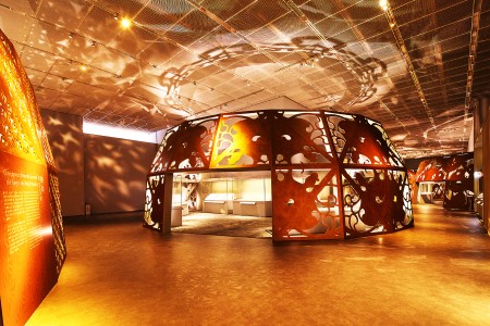 「金彰華彩」展是香港近年最大型的金器展覽。