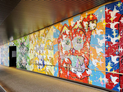 九位廣島藝術家以和平為主題繪畫的紙鶴牆。