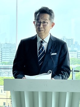 廣島馬自達折鶴塔事務局負責人講述建造紙鶴塔的背景和想法。