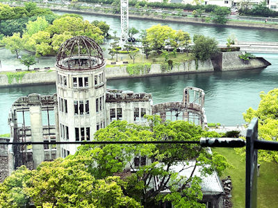 紙鶴塔旁的原子彈爆炸圓頂館是廣島的地標，警惕人們戰爭的可怕。