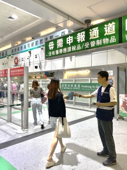 香港人從深圳六大口岸回港的數量日均約12.7萬人，不少人是去深圳東莞消遣的。
