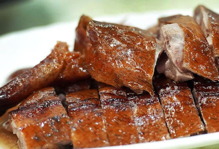 脆皮燒鵝不肥膩，肉質鮮嫩，是必點菜式。