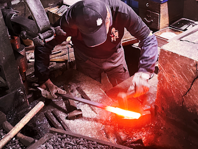 工匠在人手製作刀具。