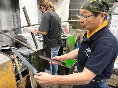 師傅講述打磨刀具的要訣。