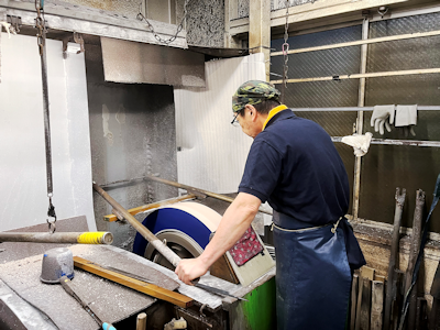 師傅專心地打磨刀具。