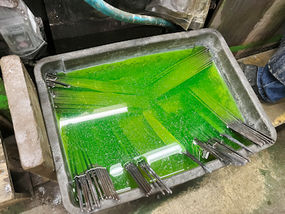 綠色的水能夠防止鐵製刀刃生鏽。