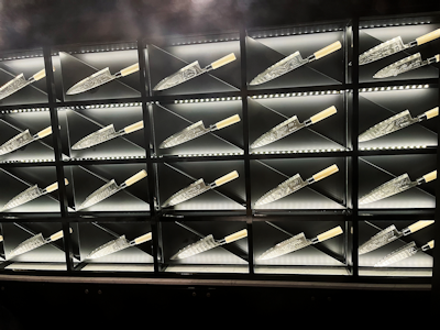 刀刃由年輕工匠刻上不同具日本色彩的刀具。