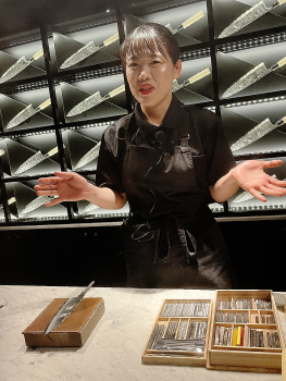 年輕的女雕刻師傅。