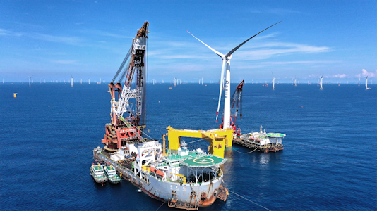全球首台抗颱風型漂浮式海上風電機組在廣東陽江成功安裝。