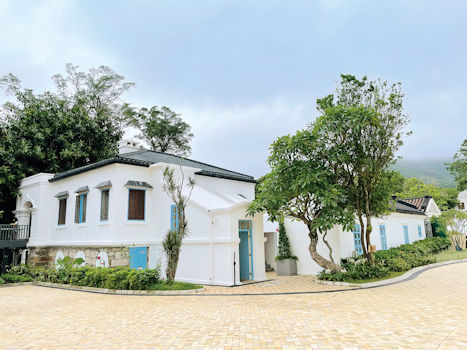 薄鳧林牧場的英式建築前身為舊牛奶公司高級職員宿舍，由寓宅、傭工宿舍及車庫組成。