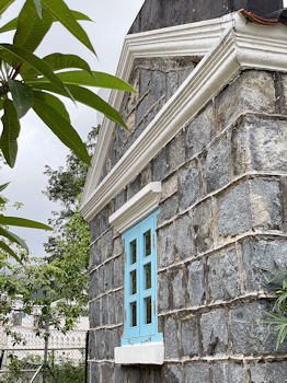 入口處接待室以厚實麻石建成，曾作車庫之用。