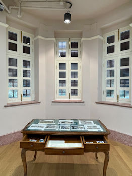 高樓底配以木窗和傳統的百頁窗門，盡顯英倫風歐陸建築。