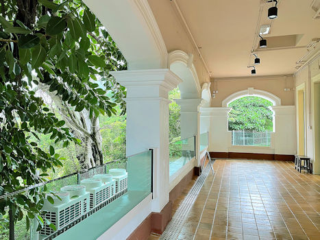 走廊的圓拱形窗台外是青葱園林景色。