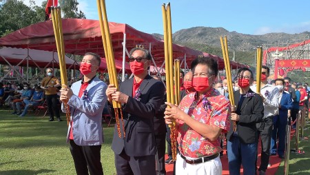 山西商會會長吳騰（左）、「弘揚關帝慈善基金會」創會會長董明光(中）、主祭之一梁福元（右）。