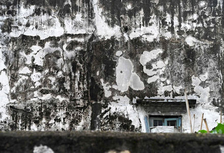 斑駁的牆壁和窗檐，隱約說出汶村的故事。