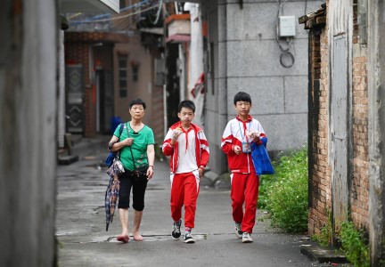 新舊建築形成強烈對比。