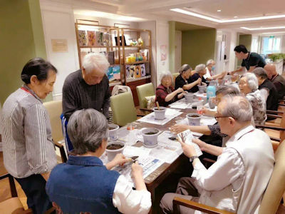 截至2020年底，廣東省有七家供港澳人士入住的養老機構，有約400名長者入住。