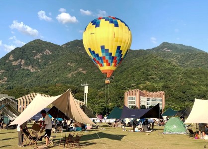 十一長假逼爆公園，草地滿是帳幕。
