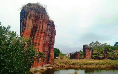 石排紅石山燕嶺古採石場位於燕嶺村至田邊村段，殘留許多深潭峭壁，形成奇異景觀。