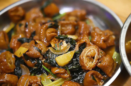 紫蘇焗大腸不肥膩，大腸與紫蘇一起很香。