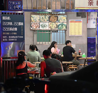 室外每晚也座無虛席。