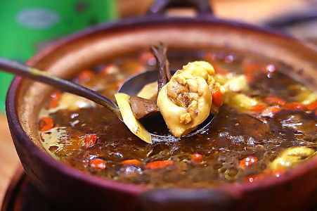 藥材浸雞藥味醇香，十分補身。