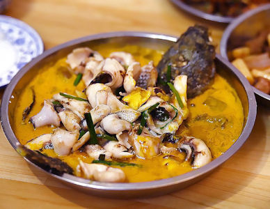 功夫魚是一款咖喱味的酸菜魚，鮮香沒有腥味。