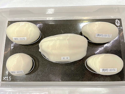由精米機處理後的米粒。