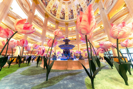 走進5米高的巨型鬱金香裝置，恍如置身「巨人國」。