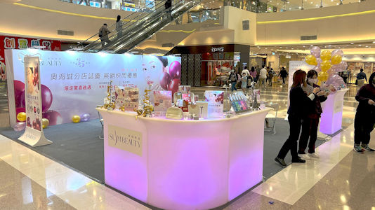 為了讓更多女性擁有美貌，Fanny在各區開設美容中心。