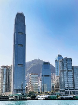 香港的最大優勢是金融貿易較海南蓬勃。