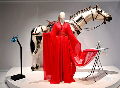 張曼玉於《英雄》（2002）中穿著的紅色古裝和《狄仁傑之神刀龍王》（2013）中的特別道具「水中馬」。