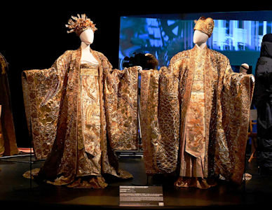 周潤發及鞏俐於《滿城盡帶黃金甲》（2006）中的帝后大朝服造型。