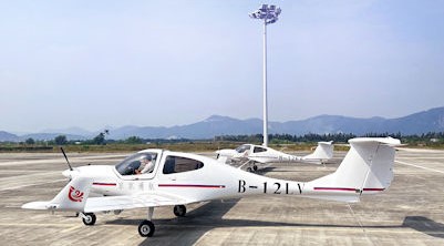 兩架飛機是很多國際大公司提供訓練機師時選用的機款。