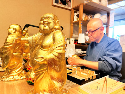 金箔師傅正在埋頭工作。