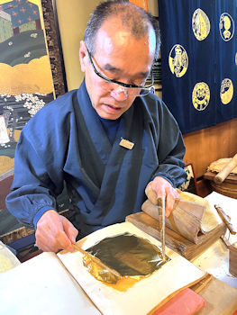 貼金箔是一門傳統工藝技術。