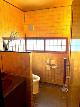 貼滿金箔的廁所。