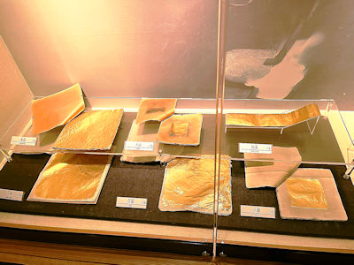 工藝館內展出不同的金箔產品。