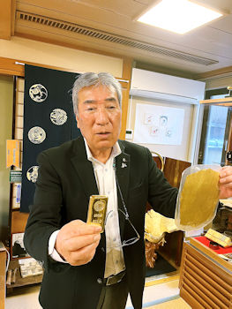 金箔屋作田金銀制箔株式會長董事作田一則表示，為了提高人們對金箔工藝的興趣，公司主辦了參觀金箔製作工房、貼金箔體驗等活動。