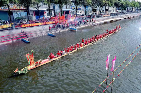 日前祿村新村於41年後舉行新龍船上水慶典。