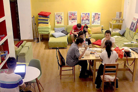 尤先生年青時到過不同地方遊歷，對青年旅舍情有獨鍾，所以在廣州開辦民宿。